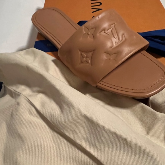 Cream LV slides - Picture 3 of 5